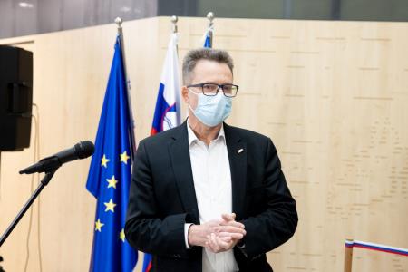 VLADA V PIVKI NASTANITEV MEDVEDJE DRUŽINE - Valter Leban-4114